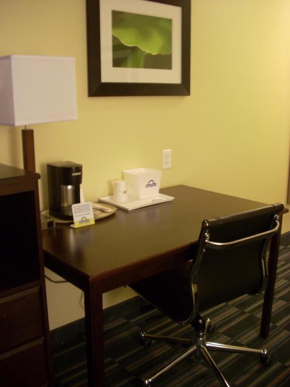 Days Inn & Suites By Wyndham Ozone Park/Jfk Airport Нью-Йорк Экстерьер фото