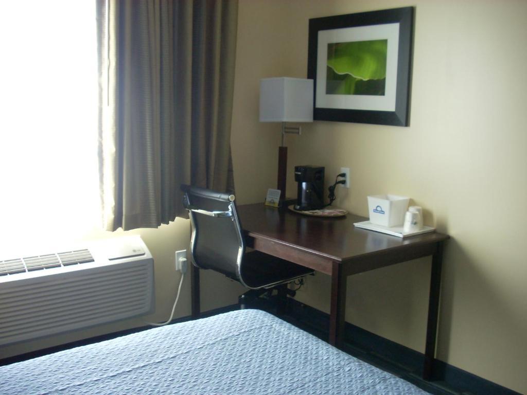 Days Inn & Suites By Wyndham Ozone Park/Jfk Airport Нью-Йорк Экстерьер фото