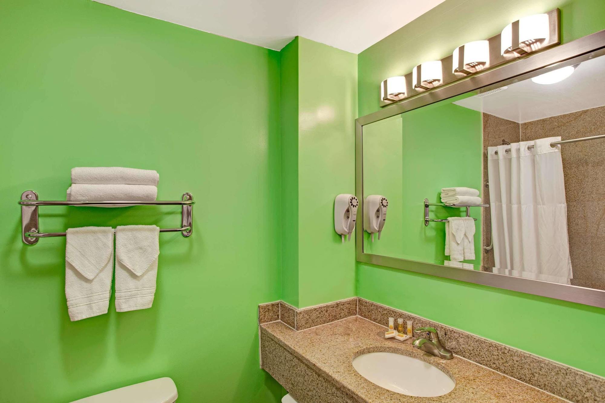 Days Inn & Suites By Wyndham Ozone Park/Jfk Airport Нью-Йорк Экстерьер фото