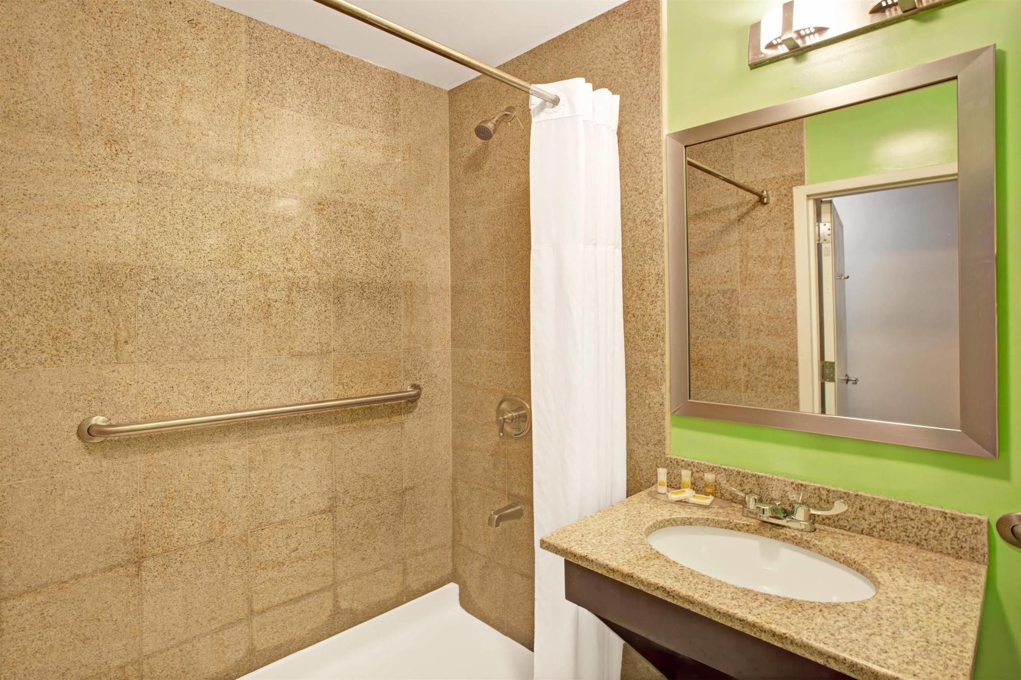 Days Inn & Suites By Wyndham Ozone Park/Jfk Airport Нью-Йорк Экстерьер фото
