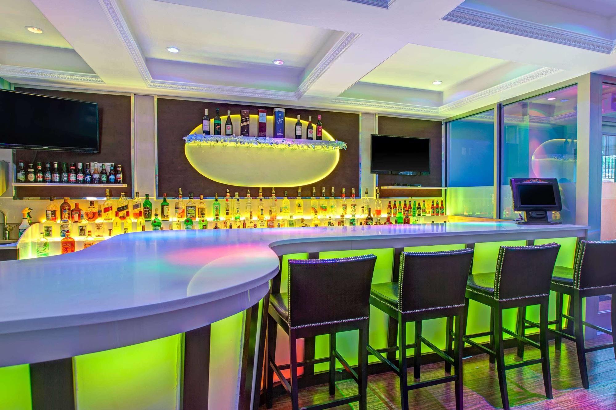 Days Inn & Suites By Wyndham Ozone Park/Jfk Airport Нью-Йорк Экстерьер фото