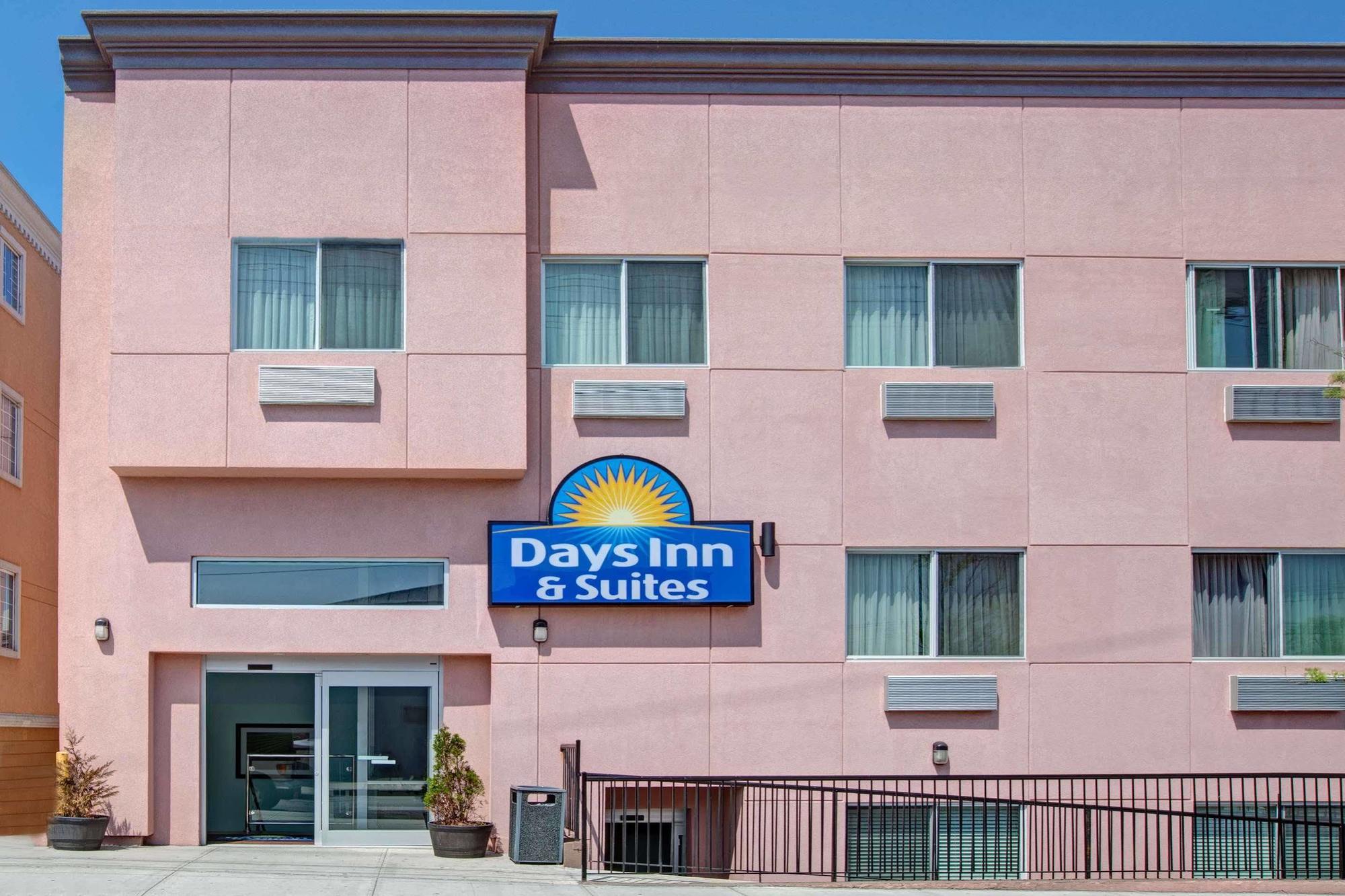 Days Inn & Suites By Wyndham Ozone Park/Jfk Airport Нью-Йорк Экстерьер фото
