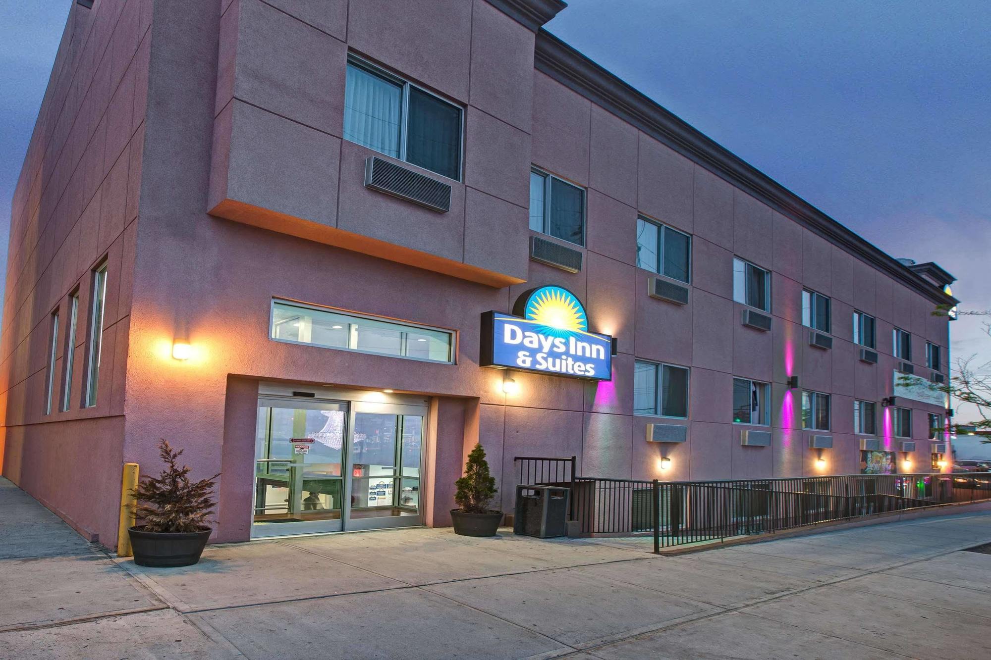 Days Inn & Suites By Wyndham Ozone Park/Jfk Airport Нью-Йорк Экстерьер фото