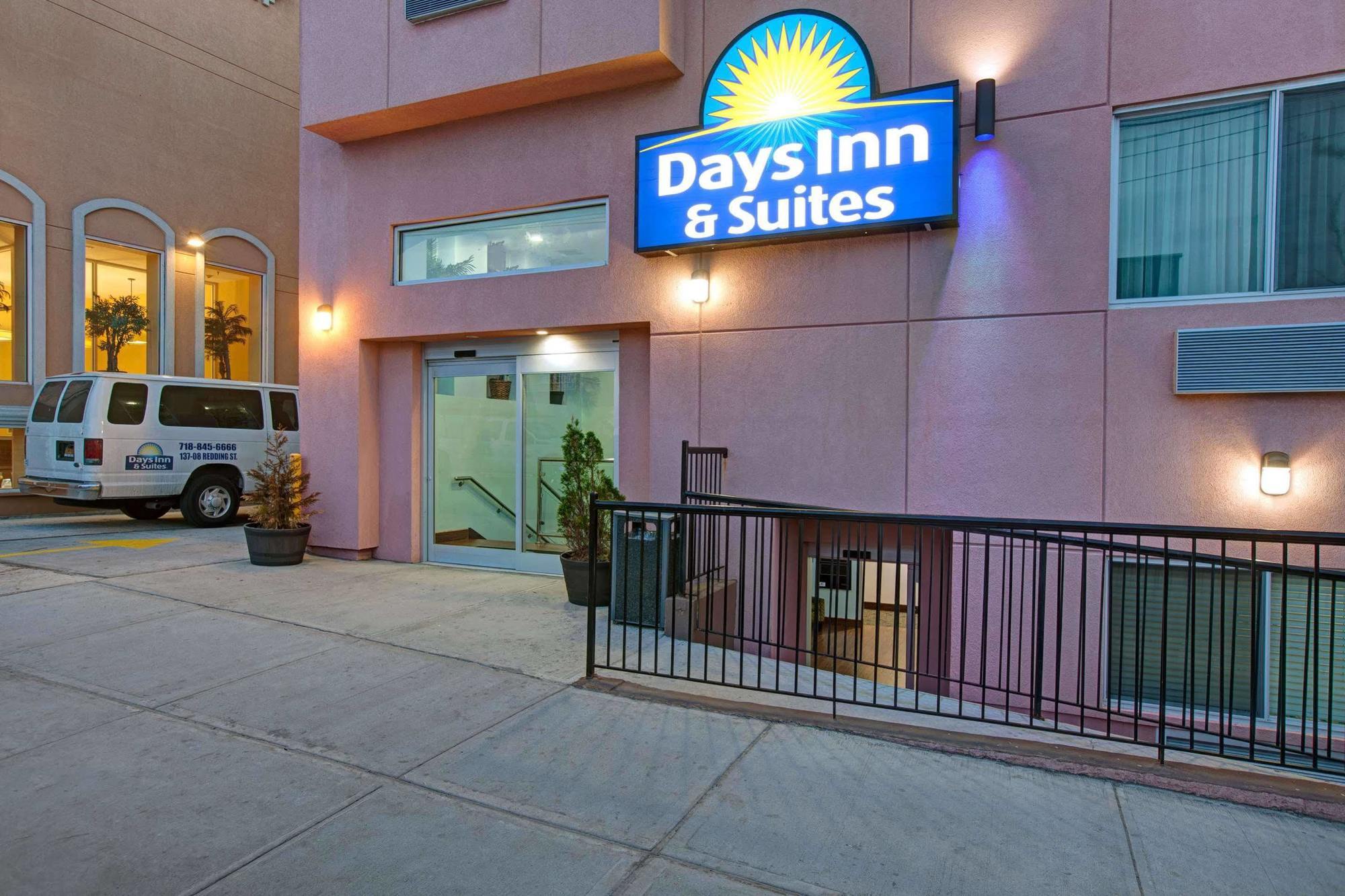 Days Inn & Suites By Wyndham Ozone Park/Jfk Airport Нью-Йорк Экстерьер фото